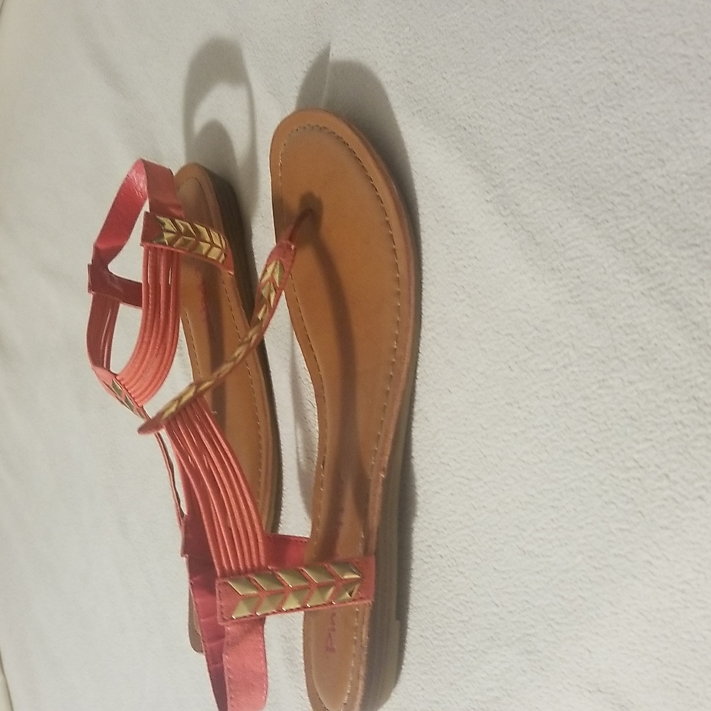Pink & Pepper Sandels, coral with gold accents, size 7 - Picture 3 of 5